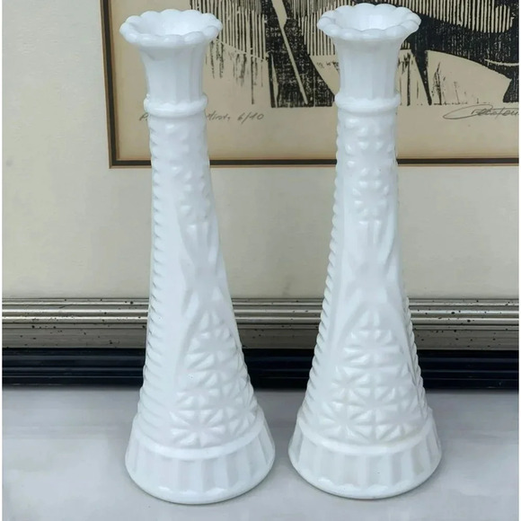 Vintage Collection Tall Milk Glass Single Stem Bud Vase White Sz 8" - Picture 1 of 8